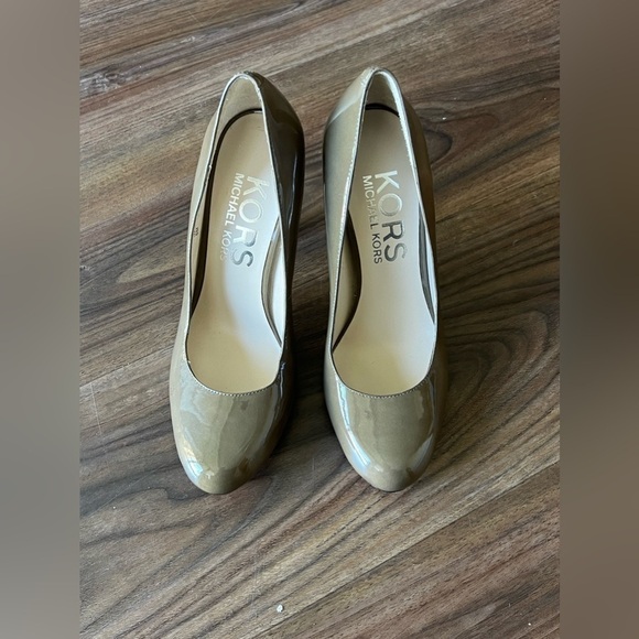 Michael Kors Patent Leather 5-Inch Round Toe Heel - Picture 2 of 10